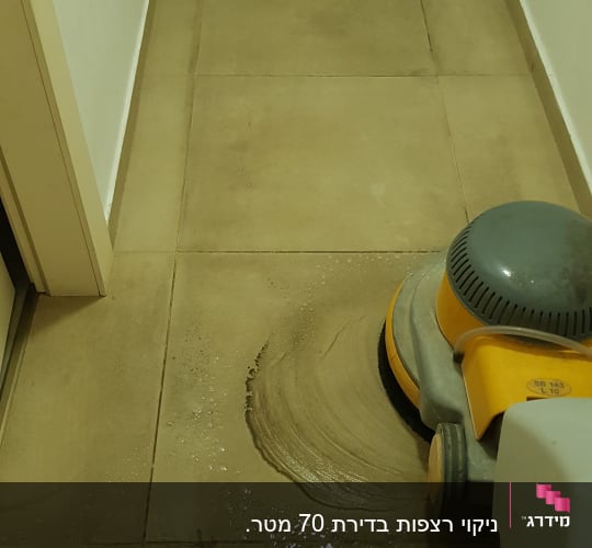 מכונת פוליש מנקה רצפה מלוכלכת במסדרון